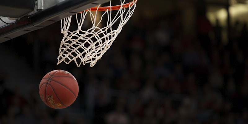 NBA季后赛湖人队与勇士队激烈对抗比赛现场图片